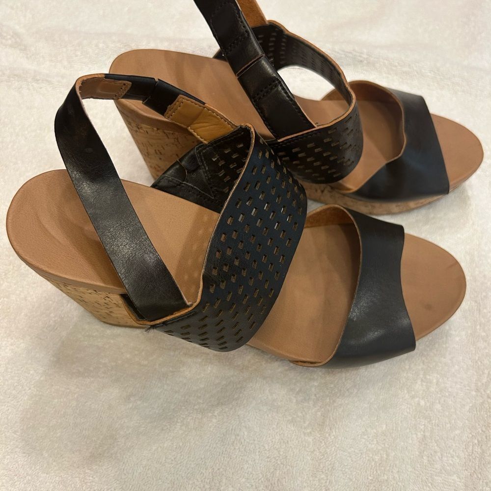 Dr. Scholl's Black and Tan Sandals Comfortable Casual Design